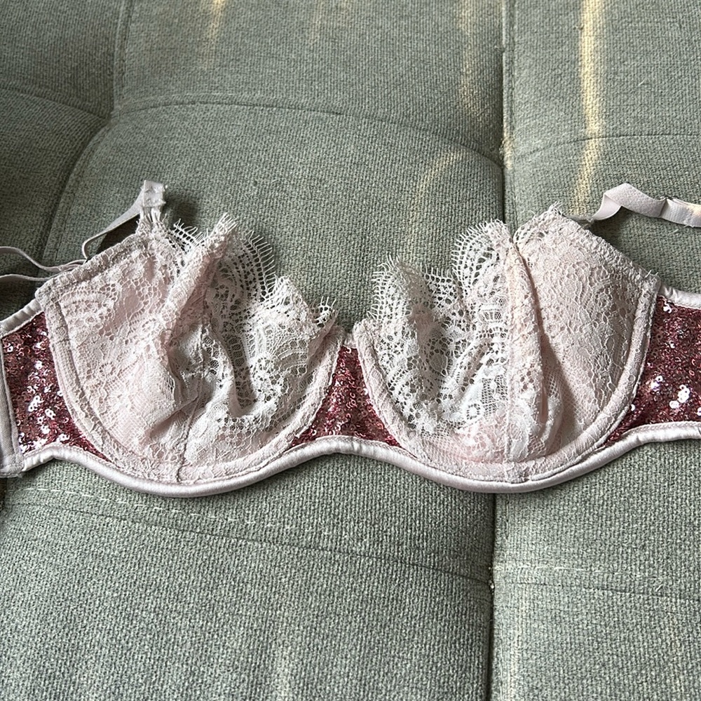 Pink lightly lined lingerie Victoria secret bra 32 C